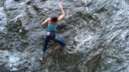 women-climbing-mountain-1